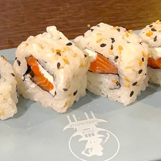 Roll California Salmón y Philadelphia (4 Uds.)