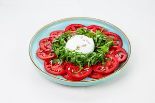 Буррата с томатами