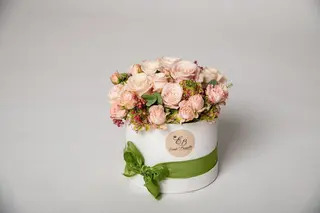 Cappelliera con rose e roselline rosa tenue media