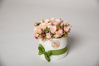 Cappelliera con rose e roselline rosa tenue media