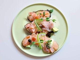 Bruschete cu somon fume și avocado