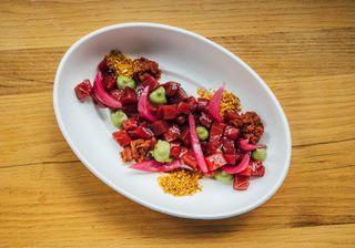 Tacos de atún aliñados con guacamole y maíz tostado