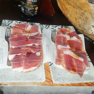 1/2 chapata de jamón Ibérico al corte de cuchillo con tomate natural