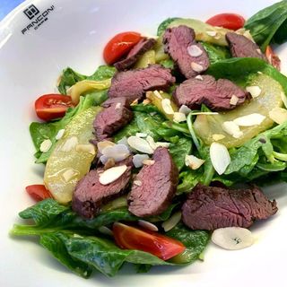 Салат із теплою телятиною та карамелізованою грушею