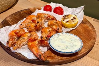 გამომცხვარი ვეფხისებრი კრევეტები  Grilled tiger prawns with Tzatziki