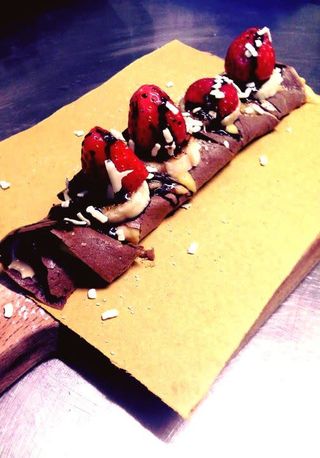 Crêpe con crema e frutta fresca