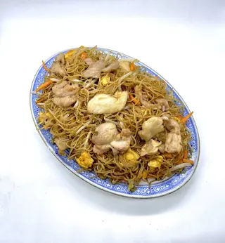 Massa de arroz com carne de galinha