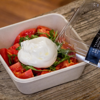 Tomates con burrata y rúcula