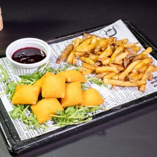 Cranberry fried camembert bites