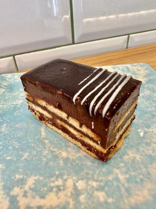 Tarta de galletas de chocolate (porción)