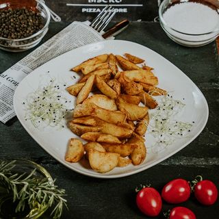 Cartofi spicy wedges