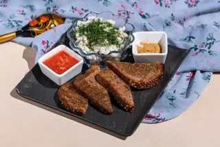 Белое крученое сало с чесночными гренками и горчицей  (210гр)