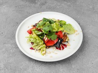 Салат з хрусткими баклажанами, томати, азіатский соус (250g)