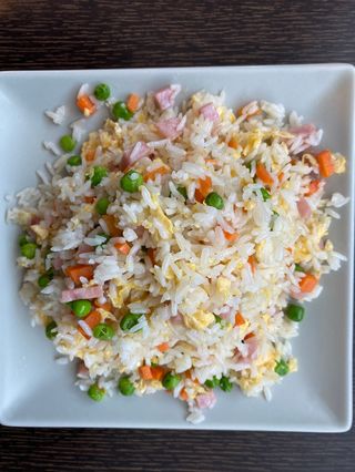 25. Arroz Frito Con Tres Delicias(no incluido salsa agridulce)