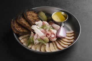 ТАРІЛКА САЛА З ЧАСНИКОМ І ГРІНКАМИ