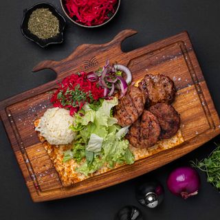 Агнешки кюфтета
с ориенталска гарнитура (400г)