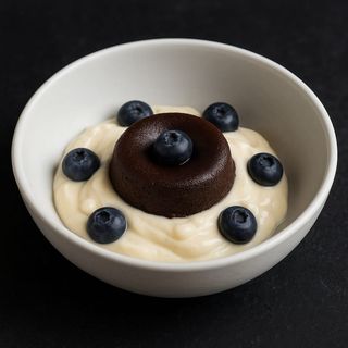 Coulant de chocolate con crema de mascarpone de vainilla y arándanos