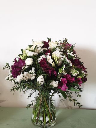 Ramo De Flores Blancas Y Moradas | Lily