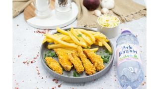 Crochete de pui cu fulgi si parmezan,cartofi prajiti,salata de varza alba,apa plata