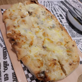 Pinsa Quattro Formaggi