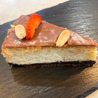 Чизкейк сникерс