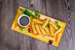 Pachetele de primavara servite cu sos chilli