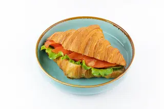 Круассан с лососем, овощами и творожным сыром 0,180 гр