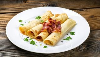 Naleśniki z boczkiem, cebulą, pieczaką w sosie smietanowym 2 szt