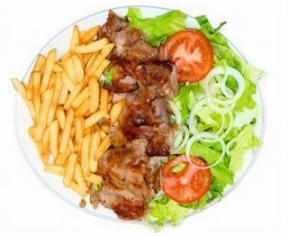 Plato kebab de ternera con ensalada