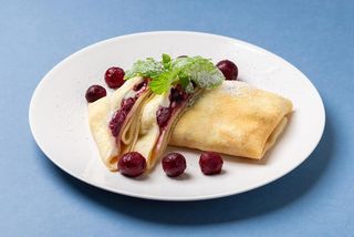 Naleśniki z twarożkiem sernikowym i dżemem wiśniowym 2 szt.