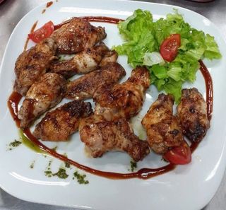 Мариновани пилешки крилца със свежа салатка (400г)