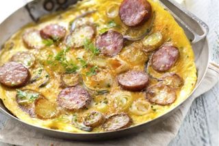 Omletă cu cârnați 