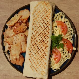 Сулугуні в лаваші з куркою