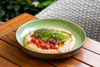 Hummus cu roșii caramelizate și avocado