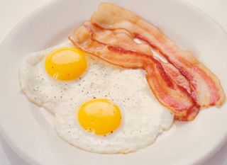Jaja na oko sa slaninom