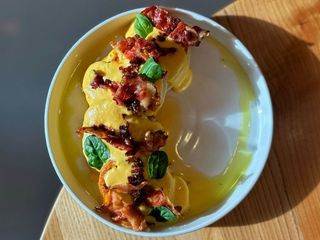 Оладки з беконом та сирним соусом (250g)