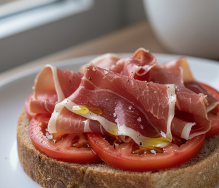 Pan con jamón serrano y tomate