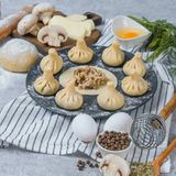 Хинкали с шампиньонами и сыром сулугуни 