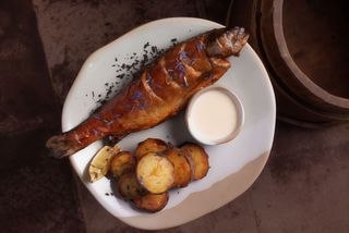 Форель запечена з картоплею під часниковим соусом (230/200/40/40)