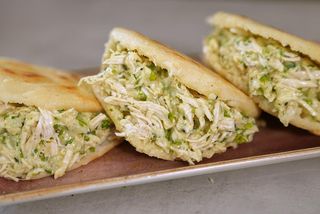 Arepa rellena reina pepiada (1 ud.)