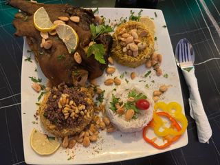 1/2 ras alouch servi avec du riz et fruits sec
