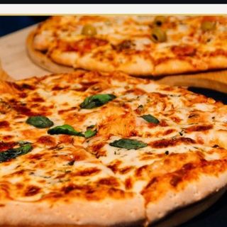 Pizzas Cuatro Quesos (Mediana)