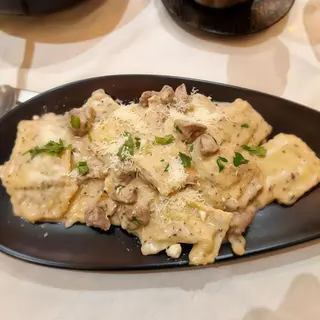 Raviolis Rellenos De Carne En Salsa De Champiñones