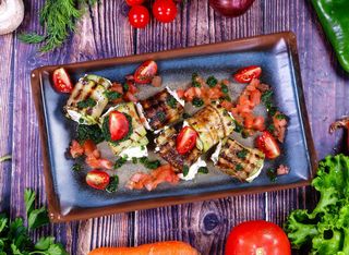 Ролца от тиквички с мус от сирена (200г)