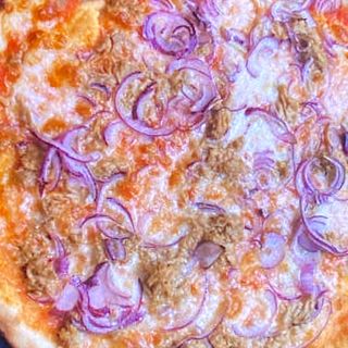 Pizza tonno e cipolle grande