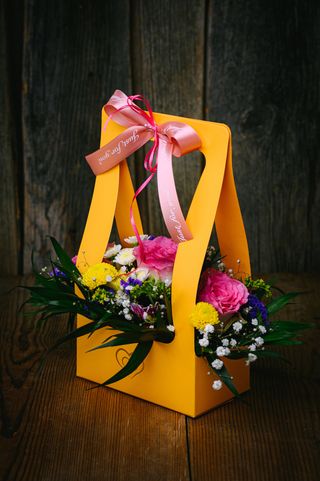 Рози в цветна кутия чанта