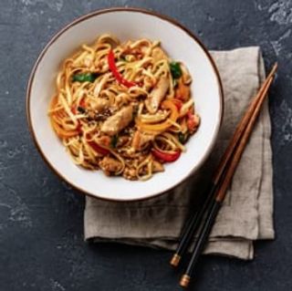 214. Spaghetti Udon con gamberi