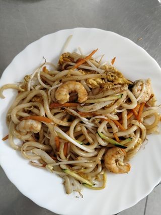 Spaghetti udon con gamberi
