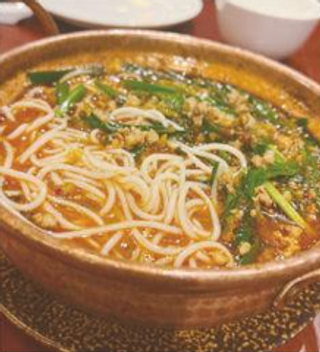 Spaghetti di riso in brodo stile yunnan