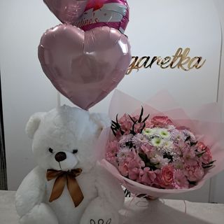 Bukiet sezonowych kwiatów z dodatkami  +miś+3 balonyz helem